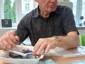 Uczestnik warsztatów składa pojazd z klocków Lego