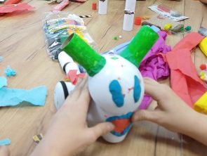 Dziecko trzyma w rękach robota Photon