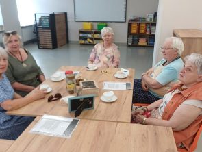 Prowadząca spotkanie DKK i czytelniczki dyskutują na temat przeczytanej książki