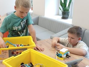 Chłopcy wybierają z pojemnika części