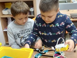 Chłopcy sterują robotem