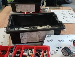 Uczestnicy warsztatów budują łaziki marsjańskie