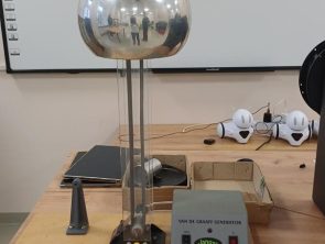 na stole znajduje się generator van de graaff