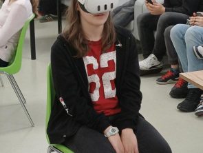Uczestnik warsztatów w goglach VR