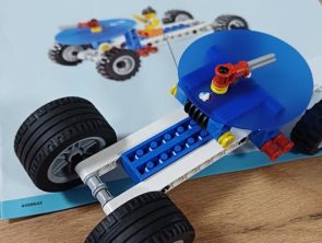 na stole znajduje się pojazd z klocków Lego