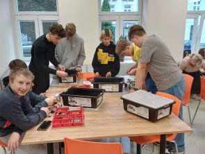 Uczestnicy na warsztatach samodzielnie składają roboty z klocków