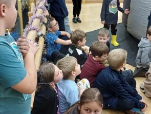 dzieci oglądają mobilne planetarium