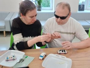 Niewidomi budują pojazdy z klocków Lego