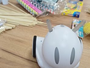 Na stole znajduje się robot Photon