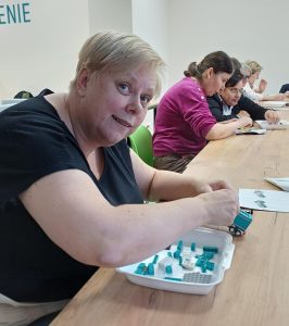 Niewidoma składa pojazd z klocków Lego