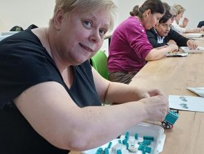 Niewidoma składa pojazd z klocków Lego