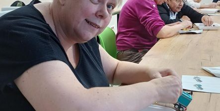 Niewidoma składa pojazd z klocków Lego