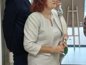 Autorzy wystawy fotografii podczas wernisażu opowiadają o swoich pracach