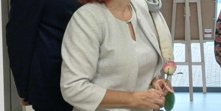 Autorzy wystawy fotografii podczas wernisażu opowiadają o swoich pracach