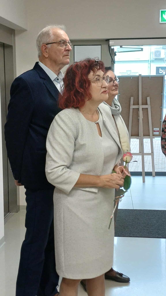 Autorzy wystawy fotografii podczas wernisażu opowiadają o swoich pracach