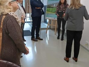 Zaproszeni goście oglądają wystawę fotografii