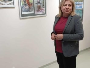 Pani dyrektor biblioteki na wernisażu wystawy fotografii