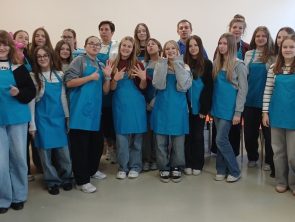 Wspólne zdjęcie opiekunów z dziećmi na zajęciach kuchni molekularnej