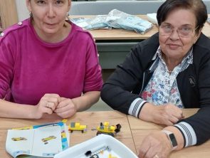 Niewidomi budują pojazdy z klocków Lego