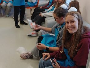 Uczestnicy warsztatów biorą udział w eksperymencie chemicznym