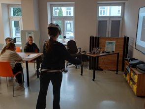 Uczestnik warsztatów w okularach VR