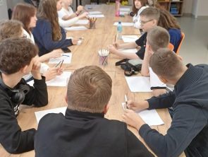 Pan na warsztatach opowiada o bezpieczeństwie w Internecie