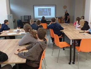 Uczestnicy warsztatów poznają zasadę działania gogli VR