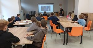 Uczestnicy warsztatów poznają zasadę działania gogli VR