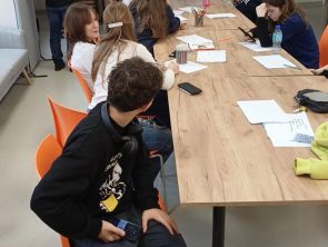 Uczestnicy warsztatów poznają zasadę działania gogli VR