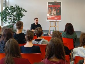 Maciej Kaźmierczak opowiada młodzieży o swojej twórczości