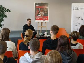 Maciej Kaźmierczak w swobodny sposób przedstawia kulisy swojej pracy