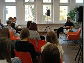 Młodzież chętnie słucha prelekcji młodego pisarza