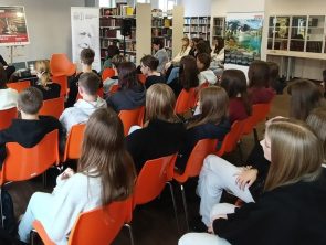 Młodzież chętnie słucha młodego pisarza który opowiada o tym jak powstają fabuły trzymające w napięciu