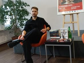 Maciej Kaźmierczak w swobodny sposób prezentuje swoją twórczość