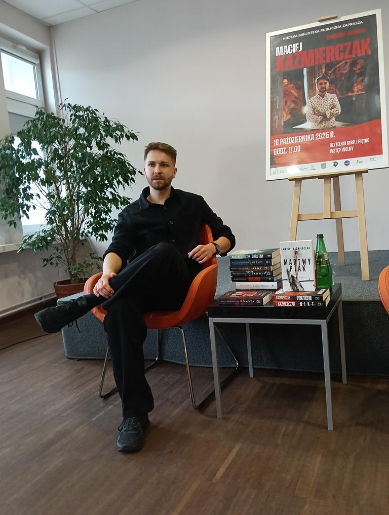 Maciej Kaźmierczak w swobodny sposób prezentuje swoją twórczość