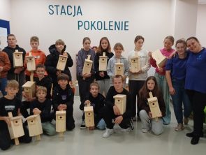 panie prowadzące warsztaty razem z dziećmi pozują do wspólnego zdjęcia