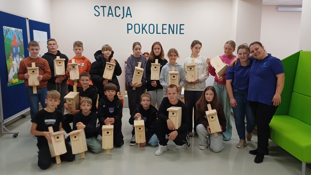 panie prowadzące warsztaty razem z dziećmi pozują do wspólnego zdjęcia