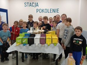 Dzieci prezentują własnoręcznie wykonane budki lęgowe