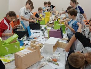 Dzieci malują budki lęgowe dla ptaków