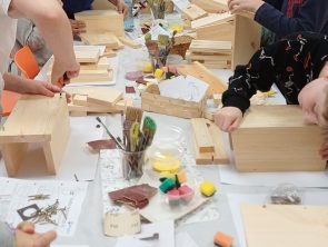 Dzieci samodzielnie wykonują budki lęgowe