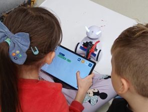 Dzieci sterują przy pomocy tableta robotem