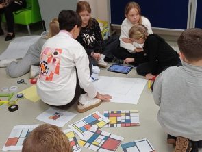 uczestnicy warsztatów projektują trasę dla robota