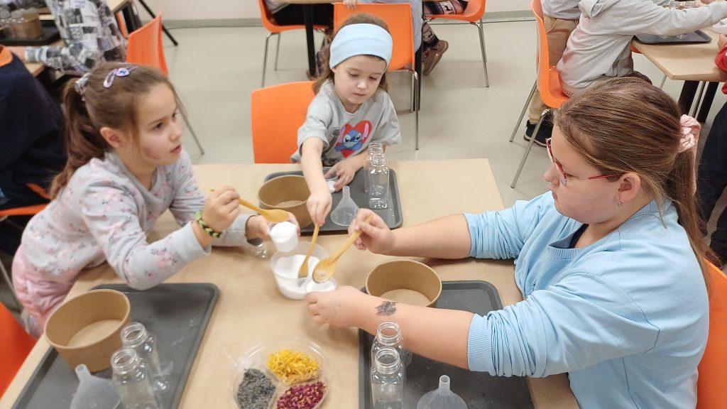 Dzieci robią Pachnące sole kąpielowe