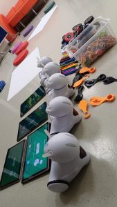 Na podłodze znajdują się Photony i tablety