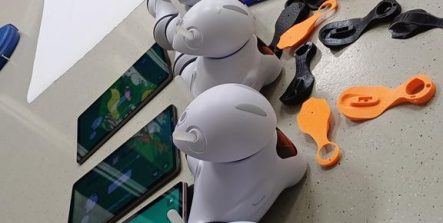 Na podłodze znajdują się Photony i tablety