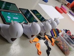 Na podłodze znajdują się Photony i tablety