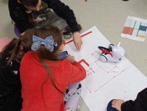 uczestnicy warsztatów projektują trasę dla robota