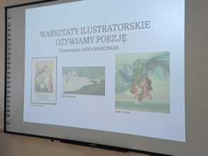 Zdjęcie przedstawia duży, włączony ekran multimedialny. Wyświetla on slajd tytułowy prezentacji. Na samej górze widnieje duży napis: „WARSZTATY ILUSTRATORSKIE OŻYWIAMY POEZJĘ", a pod nim mniejszy tekst: „Prowadząca: ANNA MARCINIAK". Poniżej tekstu, obok siebie, umieszczono trzy różne ilustracje
