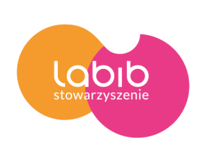Jest to grafika przedstawiająca logo. Składa się z dwóch nachodzących na siebie dużych kół: lewe koło jest pomarańczowe, a prawe jest różowe. Górna część różowego koła ma wycięty łukowaty fragment. Na środku, na tle obu kół, umieszczony jest napis „labib". Bezpośrednio pod nim znajduje się mniejszy napis „stowarzyszenie".