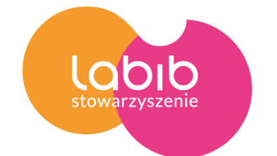 Jest to grafika przedstawiająca logo. Składa się z dwóch nachodzących na siebie dużych kół: lewe koło jest pomarańczowe, a prawe jest różowe. Górna część różowego koła ma wycięty łukowaty fragment. Na środku, na tle obu kół, umieszczony jest napis „labib". Bezpośrednio pod nim znajduje się mniejszy napis „stowarzyszenie".